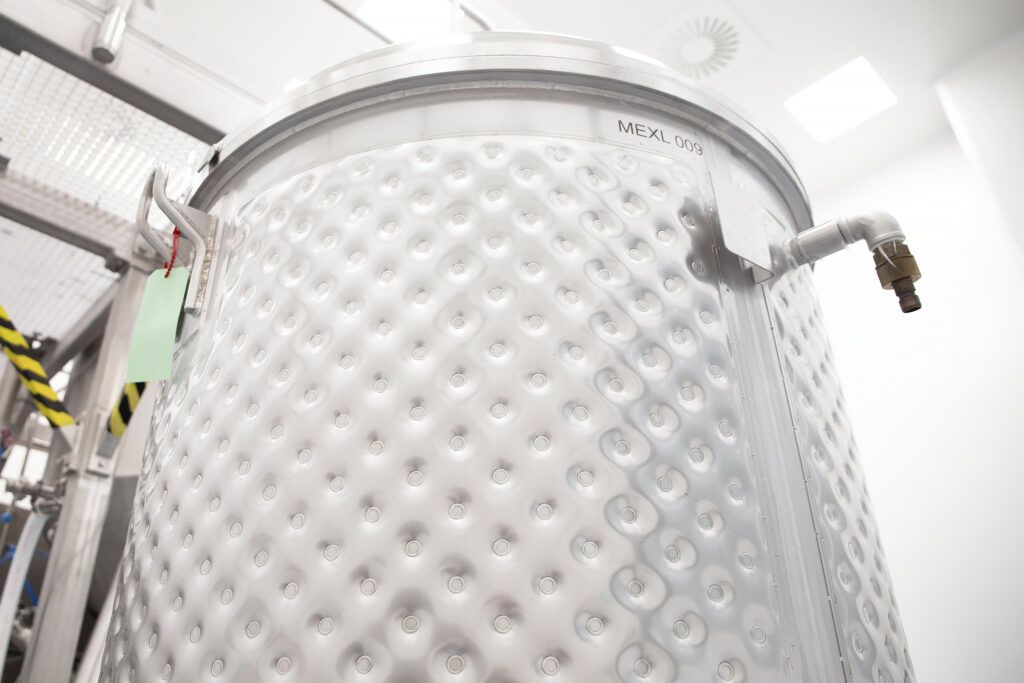 Stainless steel mobile medicine tank with dimple jacket