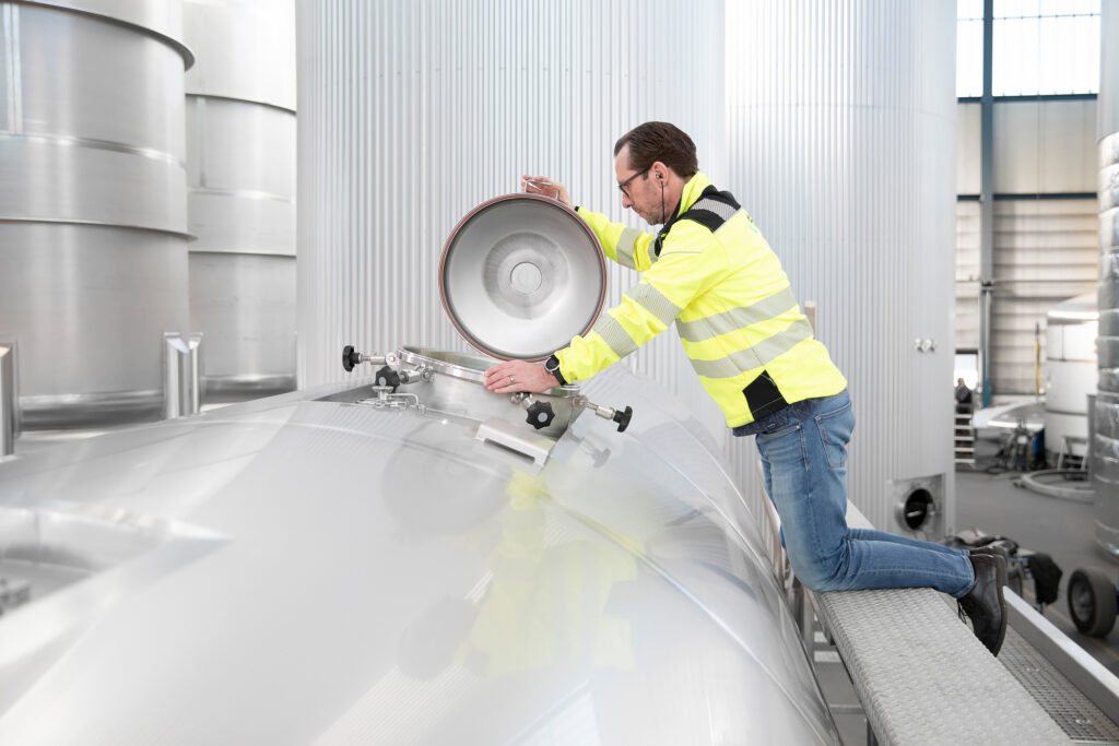 Horizontal stainless steel WFI tank for the cosmetics industry