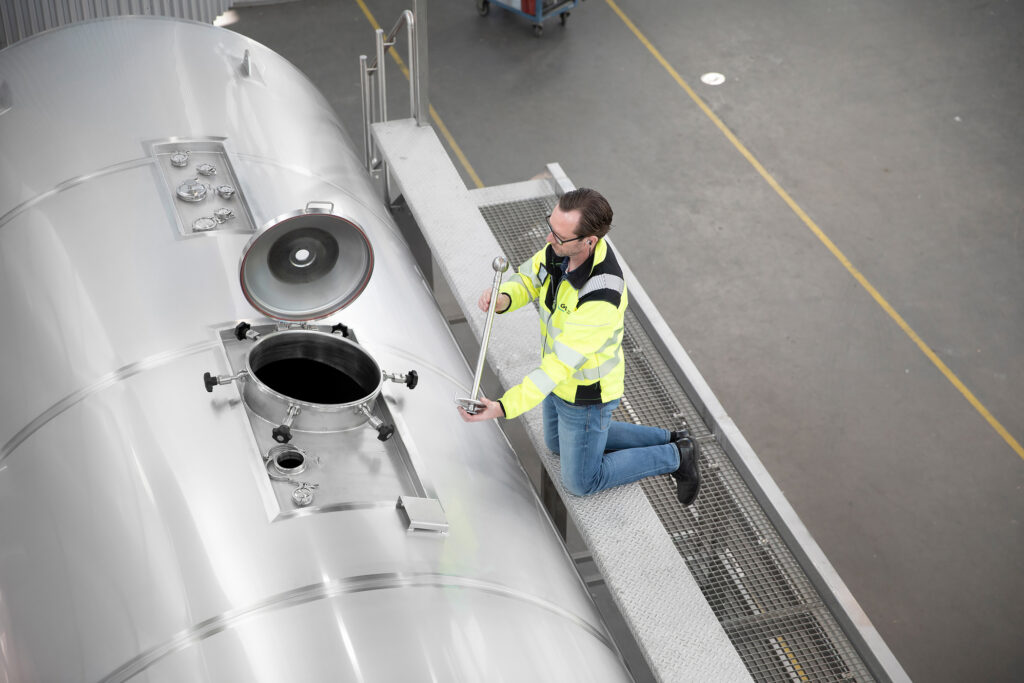 Horizontal stainless steel WFI tank for the cosmetics industry