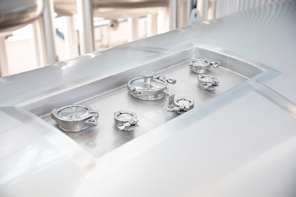 Horizontal stainless steel WFI tank for the cosmetics industry