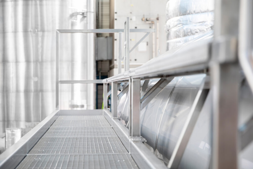 Horizontal stainless steel WFI tank for the cosmetics industry