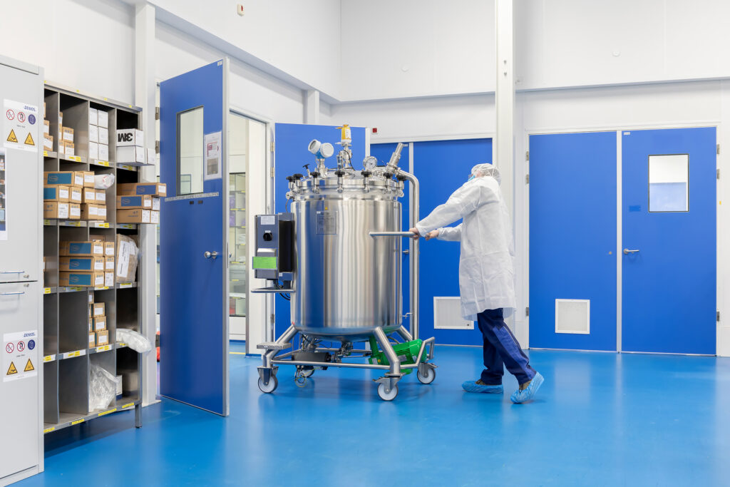 Mobiele 500 liter rvs holdtank met roerwerk in de farmaceutische productieruimte van Dechra Pharmaceuticals.