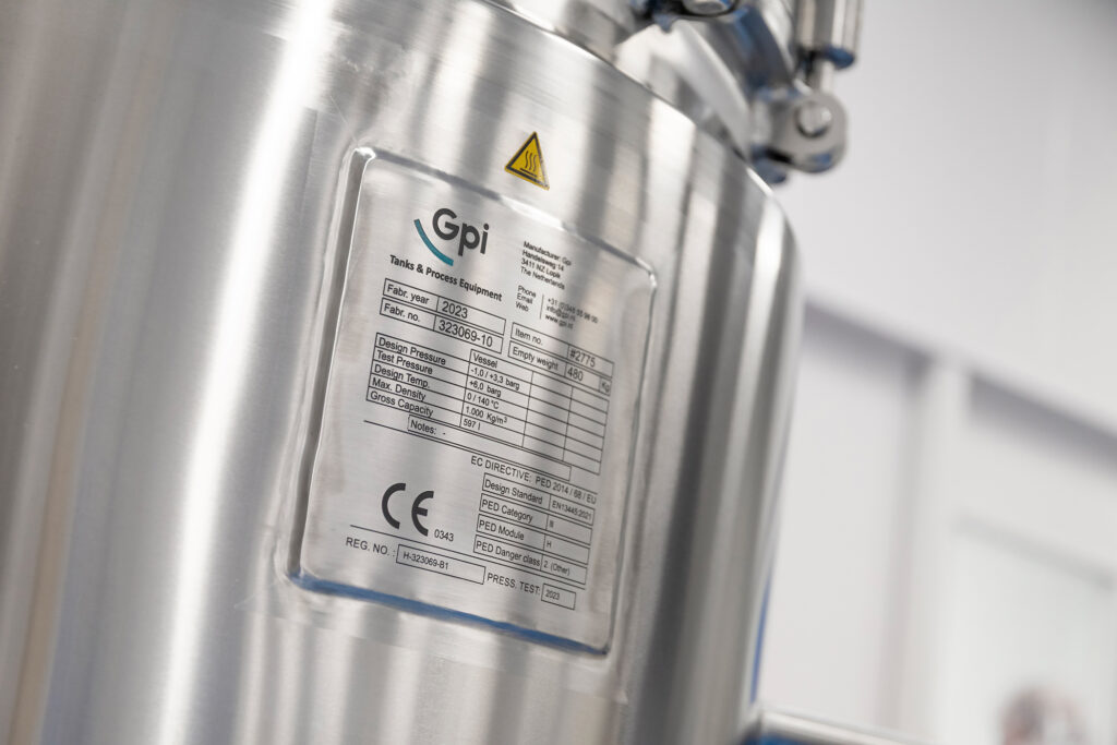 Typeplaat van een farmaceutische rvs tank van Gpi Pharma.