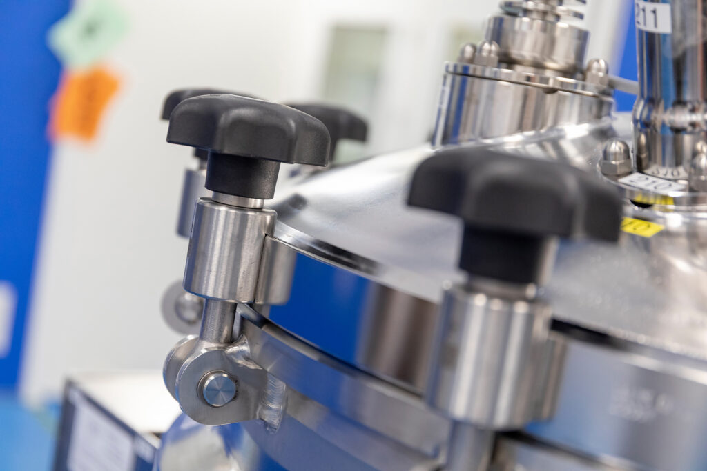 Detail van een mobiele farmaceutische rvs tank.