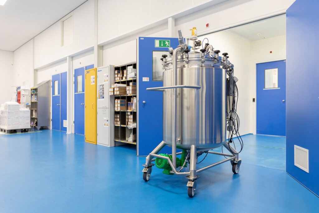 Mobiele 500 liter rvs tank van Gpi Pharma in de productieruimte van Dechra Pharmaceuticals.