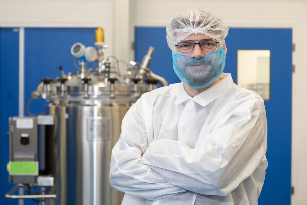 Maintenance engineer van Dechra Pharmaceuticals naast de mobiele 500 liter rvs tank van Gpi Pharma.